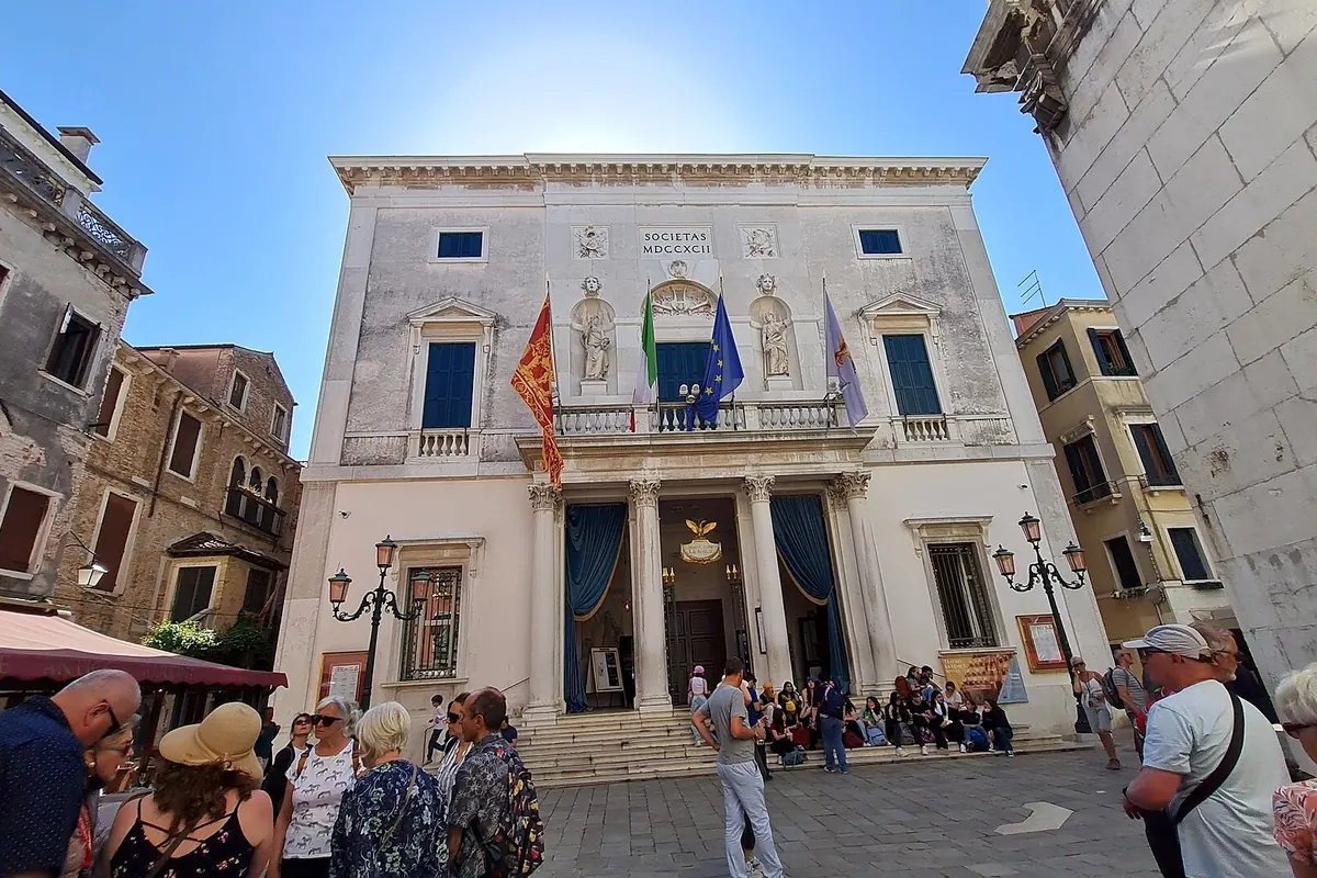 Die säulengeschmückte Fassade des Opernhauses Teatro La Fenice in Venedig